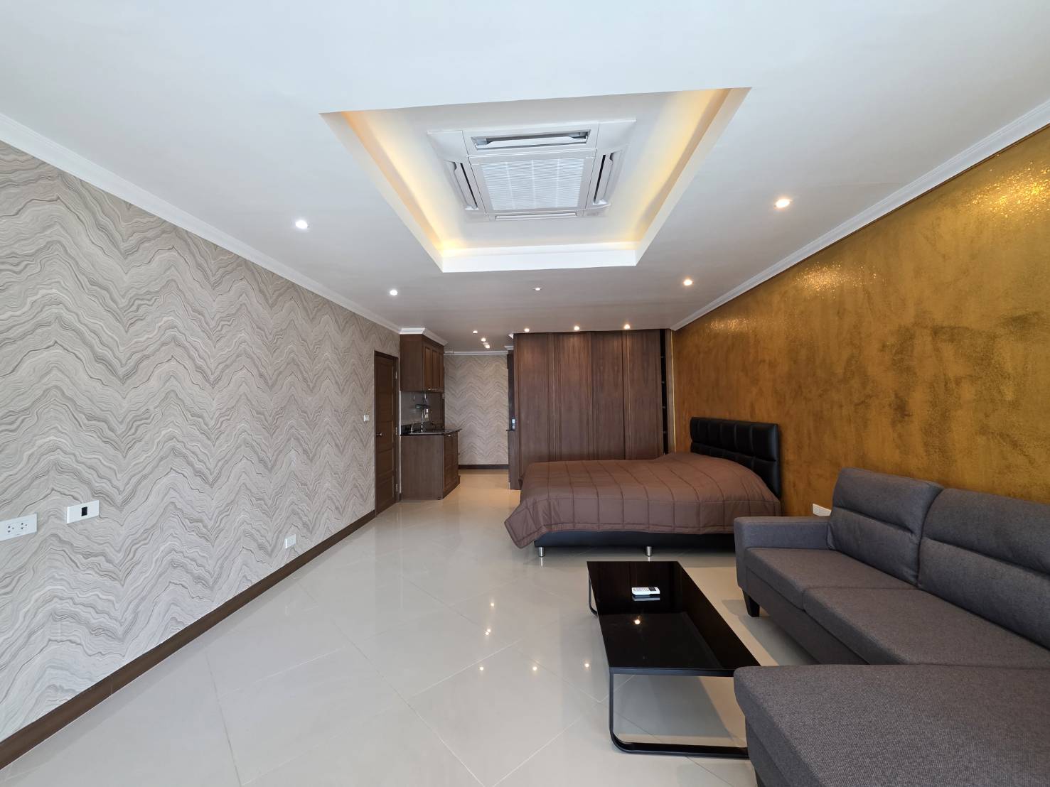 Sea View Spacious Unit at Jomtien Plaza Condotel thumbnail