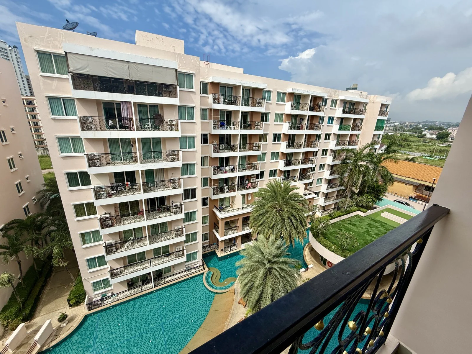 Resort Life Awaits - Paradise Park Condominium for Sale