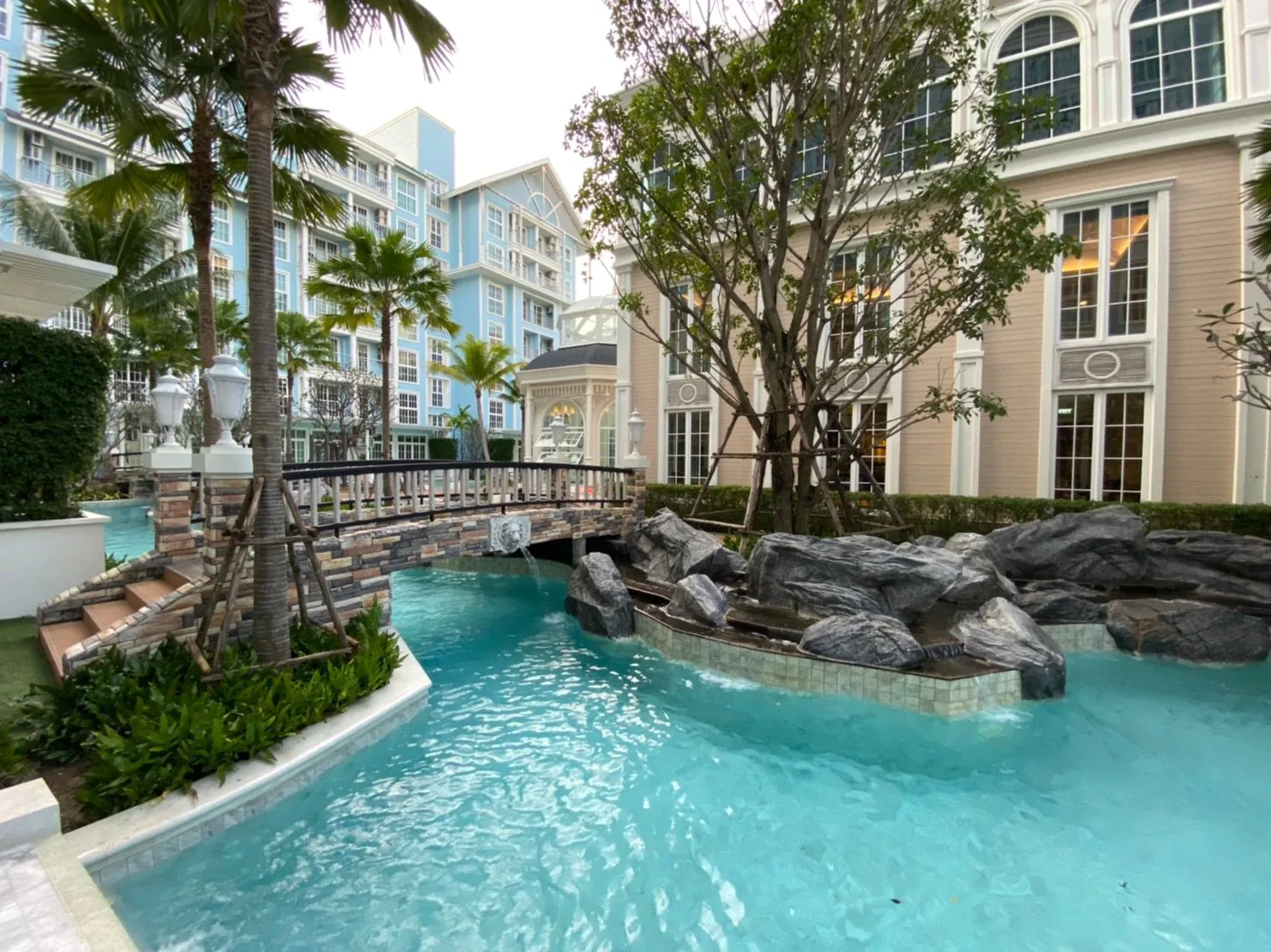 Pool Access Living - Grand Florida Beachfront Condo