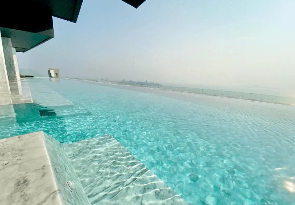 Ultra-Private High-Floor Beachfront Luxury-Arom Wongamat